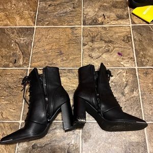 The boots are pretty good shape just a few wear and tare but it’s a size 9 black